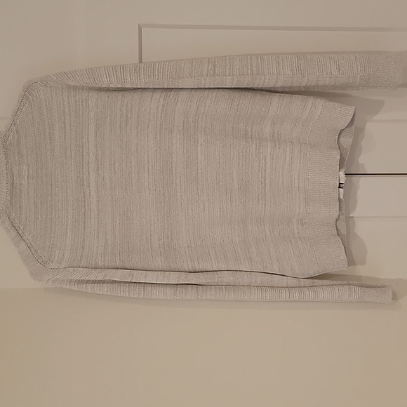 Guess sweater! So comfy, great quality! Almost brand new! I ship same day! - Picture 4 of 4